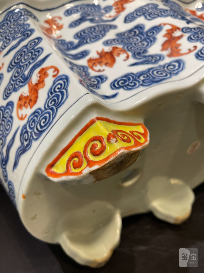 清光绪 青花矾红云蝠纹蝠形大花盆 - 图15